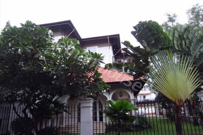 Villa with private pool in Dist 2